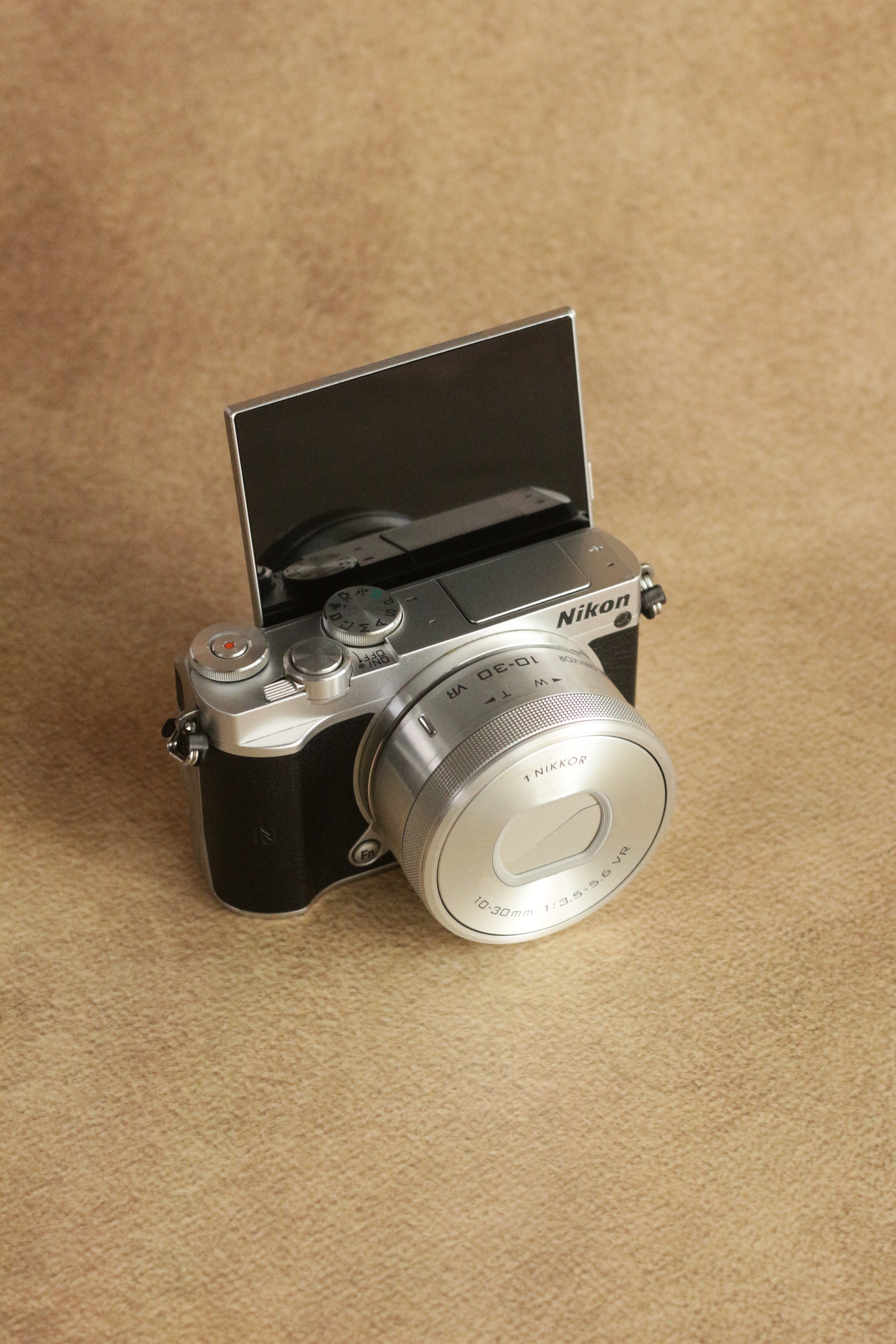 Nikon 1 J5 + 1 Nikkor 10-30mm VR lens