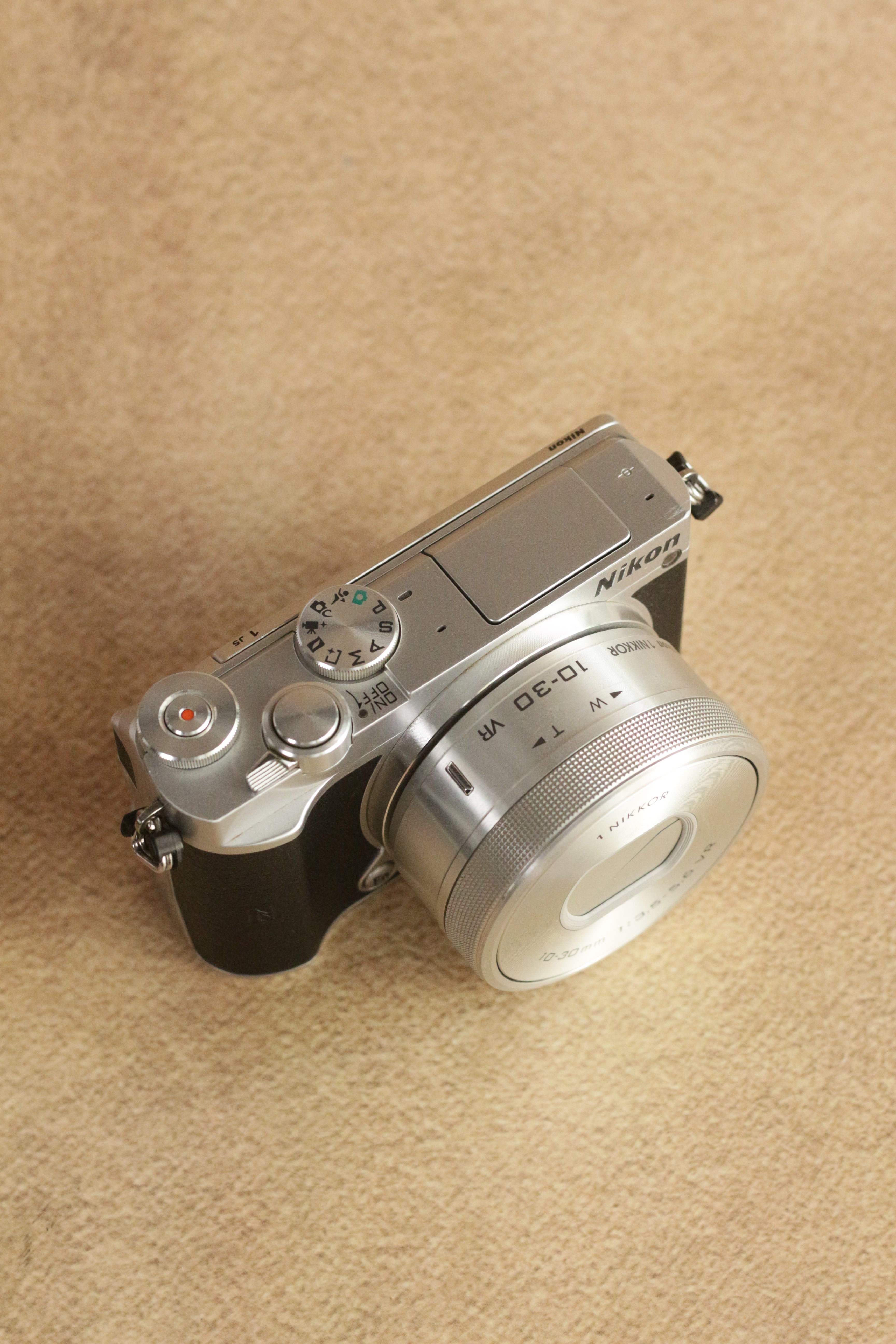 Nikon 1 J5 + 1 Nikkor 10-30mm VR lens