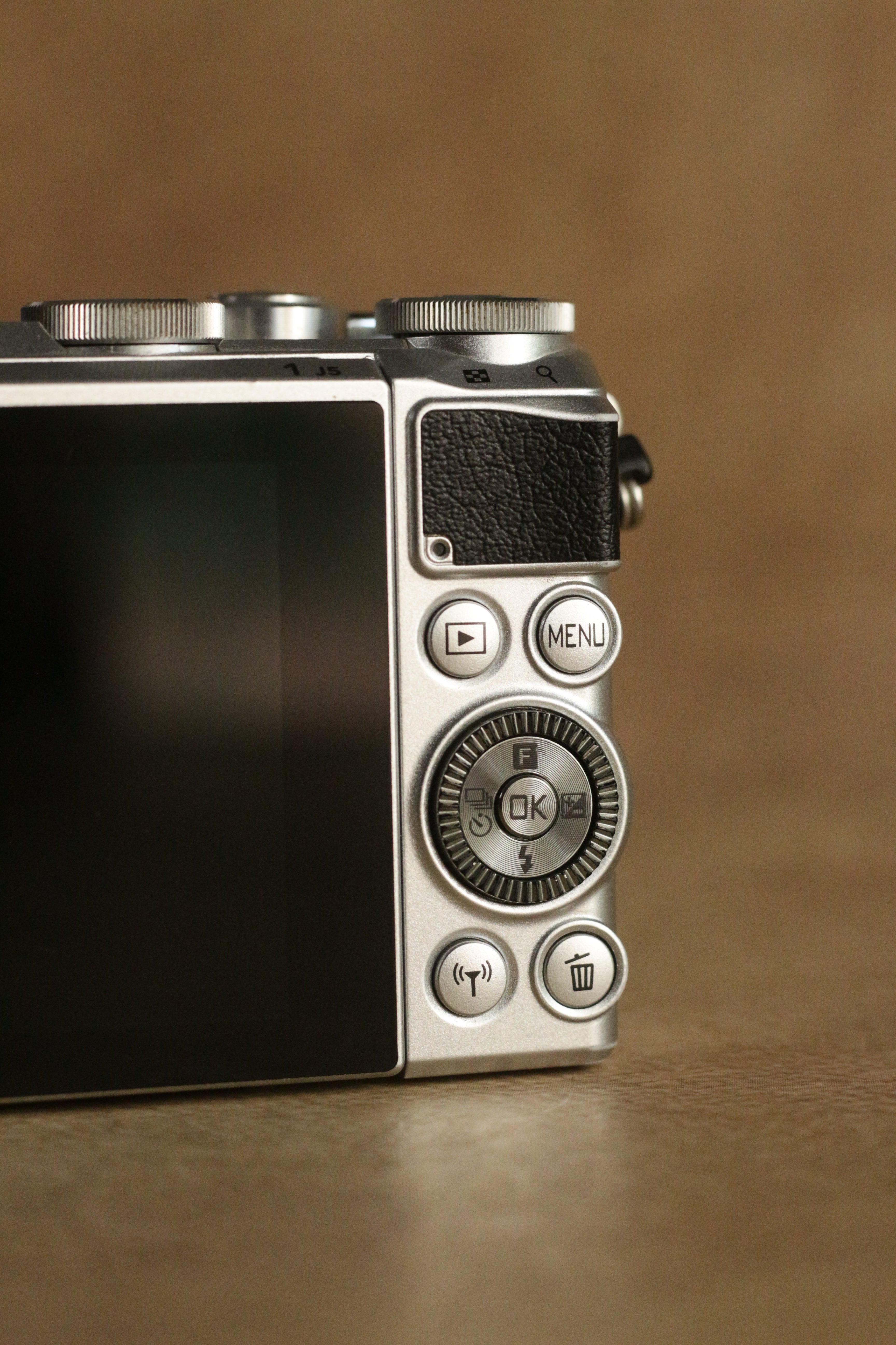 Nikon 1 J5 + 1 Nikkor 10-30mm VR lens