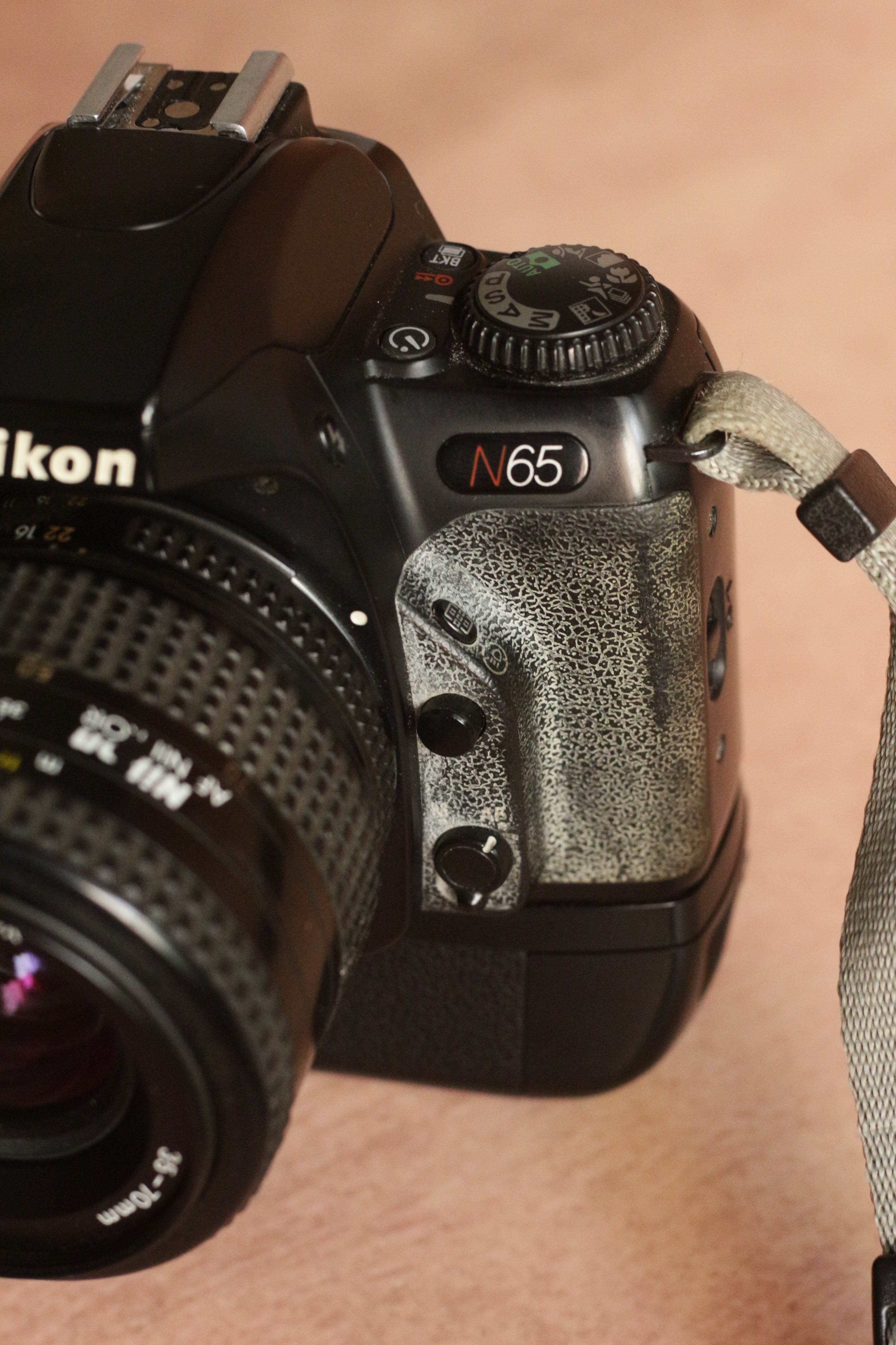 Nikon F65 + Nikkor AF 35-70mm F3.5-4.5 + battery grip