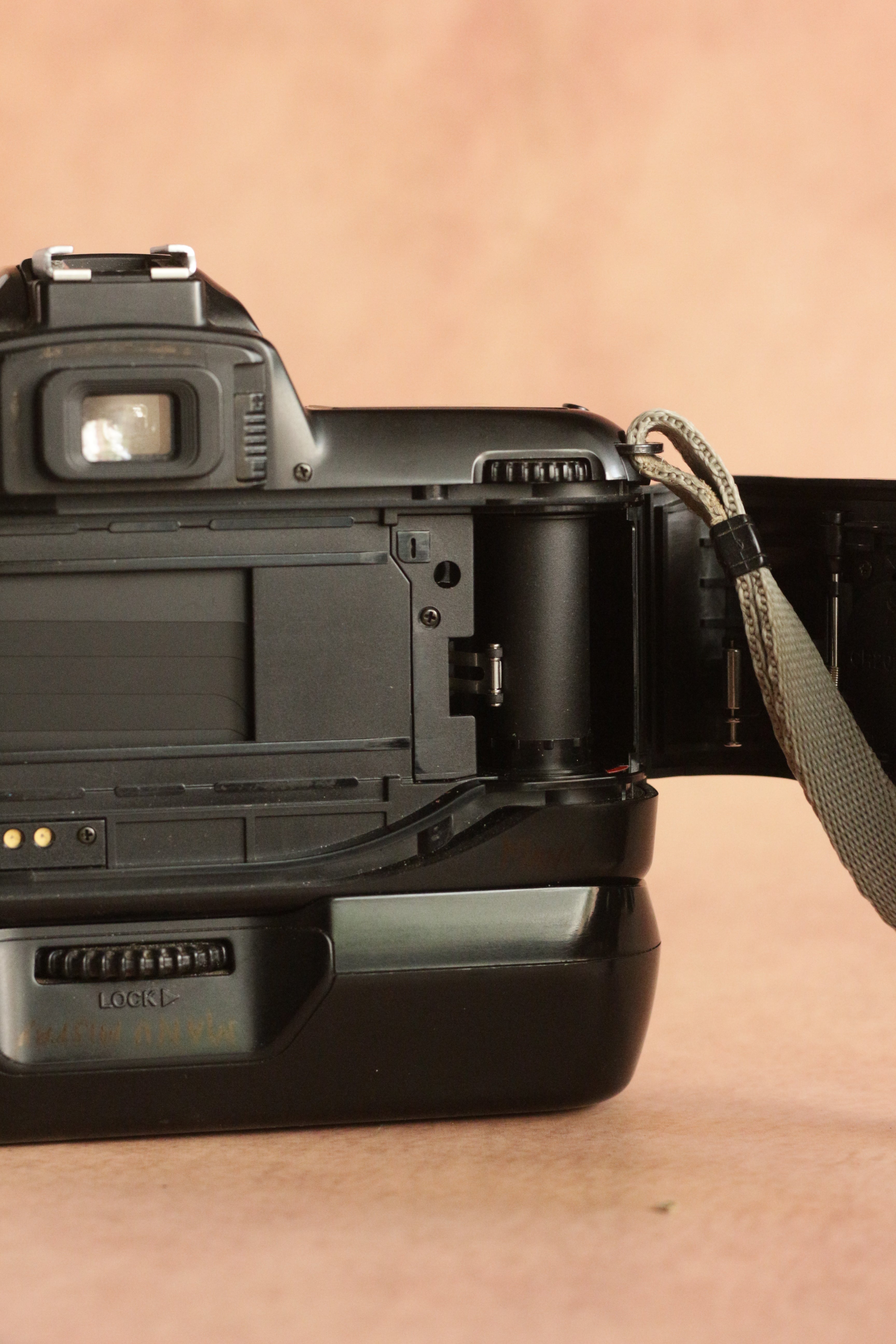 Nikon F65 + Nikkor AF 35-70mm F3.5-4.5 + battery grip