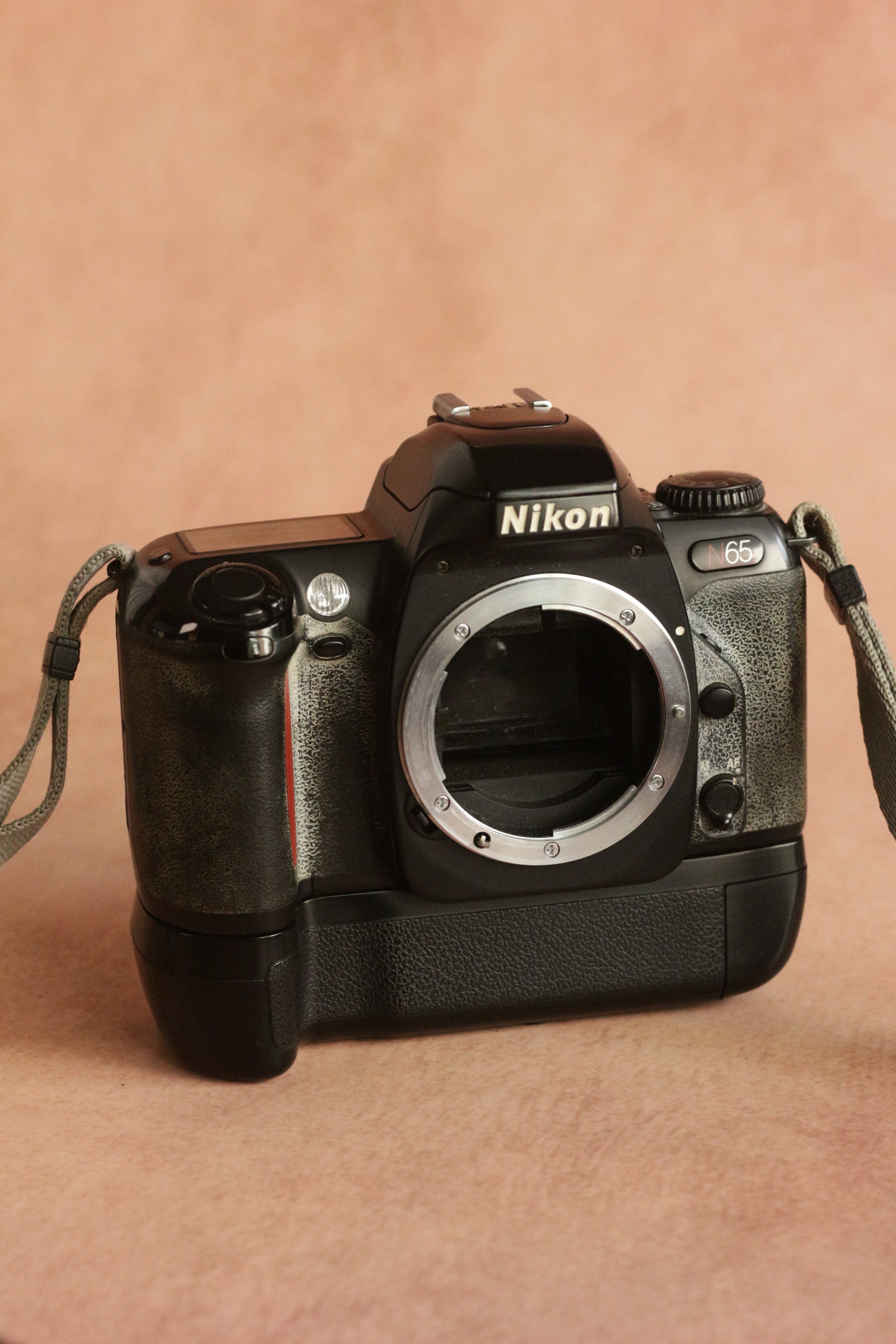 Nikon F65 + Nikkor AF 35-70mm F3.5-4.5 + battery grip