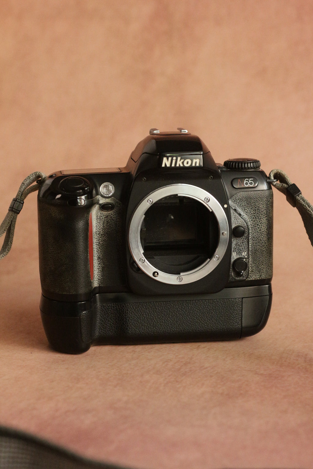 Nikon F65 + Nikkor AF 35-70mm F3.5-4.5 + battery grip