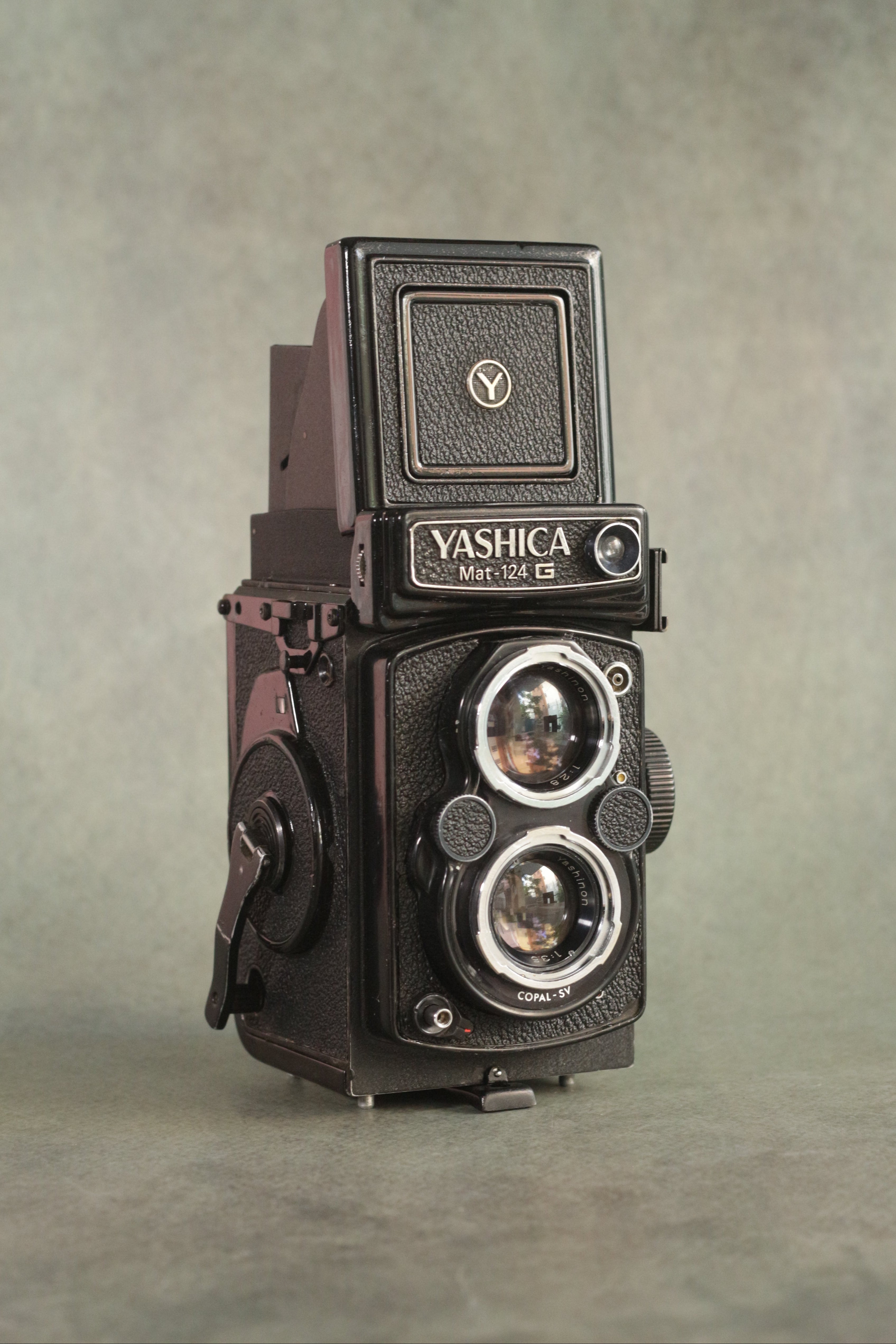 Yashica Mat-124G TLR — Near Mint Cosmetics, Working Shutter | Film